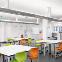 Experimentierplätze mit Deckeninstallation